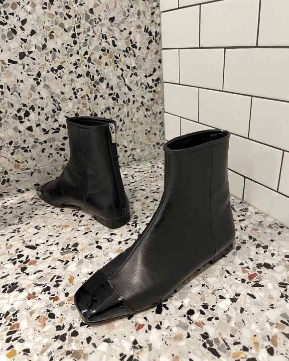 [ 특별할인가] Girl-New Flat Boots in Enamel Toe Black
